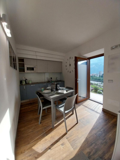 Others 5, Appartamenti al fiume, Trento