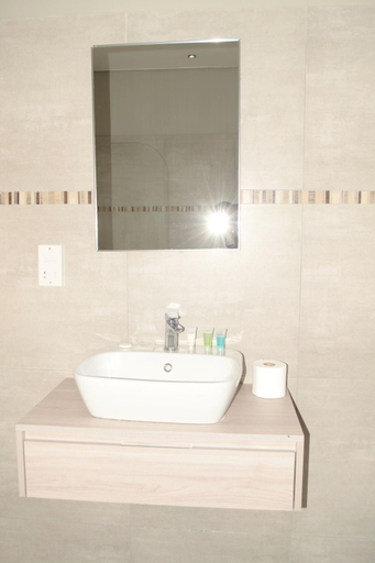 Bathroom 5, Phudzi Hotel, Lethlakane