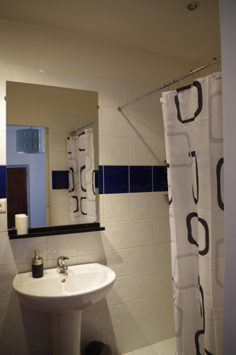Bathroom 3, La Tour de l'Ange, Hérault