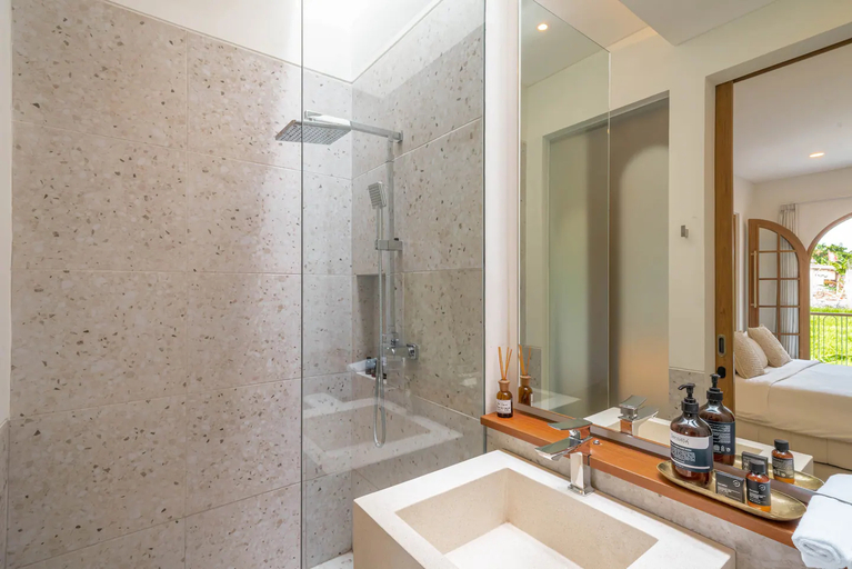 Bathroom 4, Villa Hawk : Aesthetically Pleasing 4BR Villa In Central Canggu, Badung