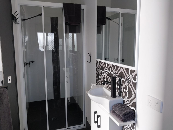 Bathroom 5, The Dugongs' Rest, Torres