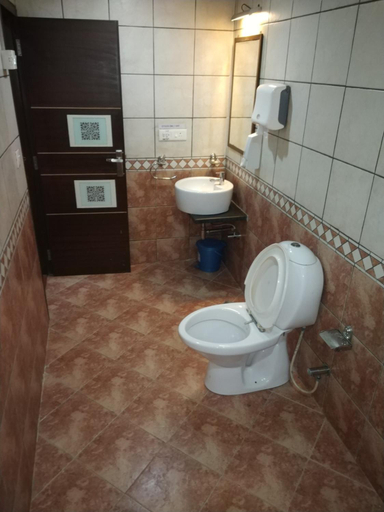 Bathroom, Hotel Kalinga Lake View, Ahmadabad