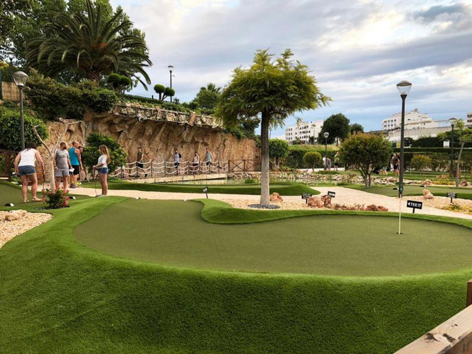 Mini golf course