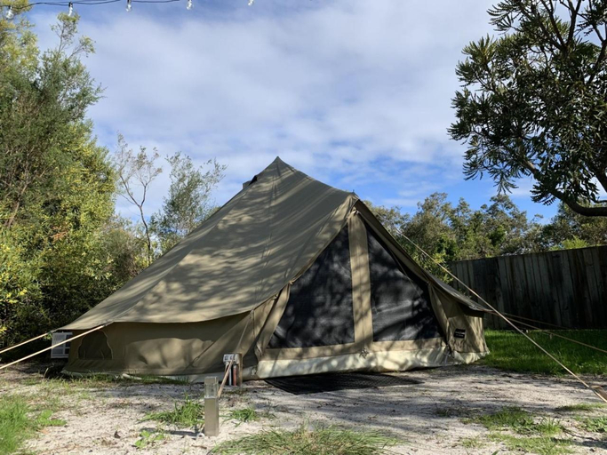 5, Luxury 6 metre Bell Tent & Outdoor Bathroom, WIFI, TV and firepit,, Murray