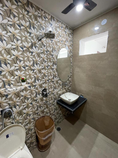 Bathroom 4, The Bubbles, Amritsar