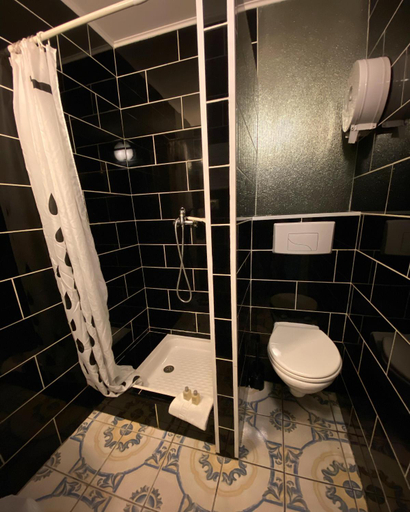 Bathroom 2, Interlaken, Alpes-Maritimes