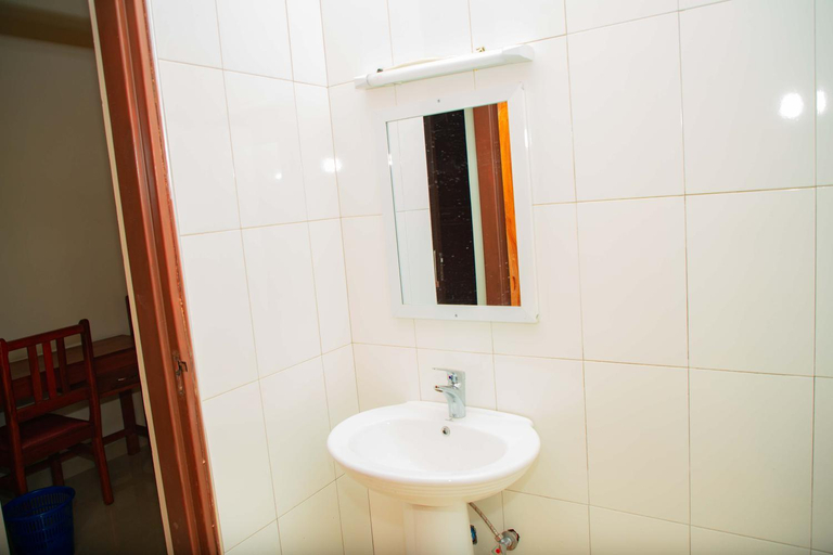 Bathroom 3, Kilimanjaro White House Hotel, Moshi Rural