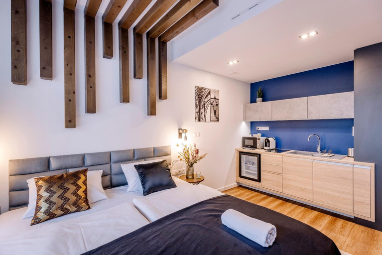 Others 4, Amade Apartmanok 2 with free parking, Győr