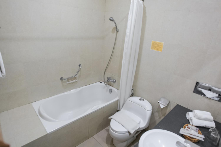 Bathroom 5, Inna Tretes Hotel, Pasuruan