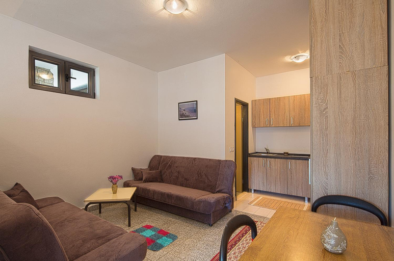 Others 5, Madra Rooms and Apartments