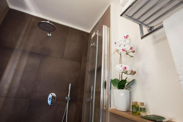 Bathroom 4, Hotel Savoy, Lucca