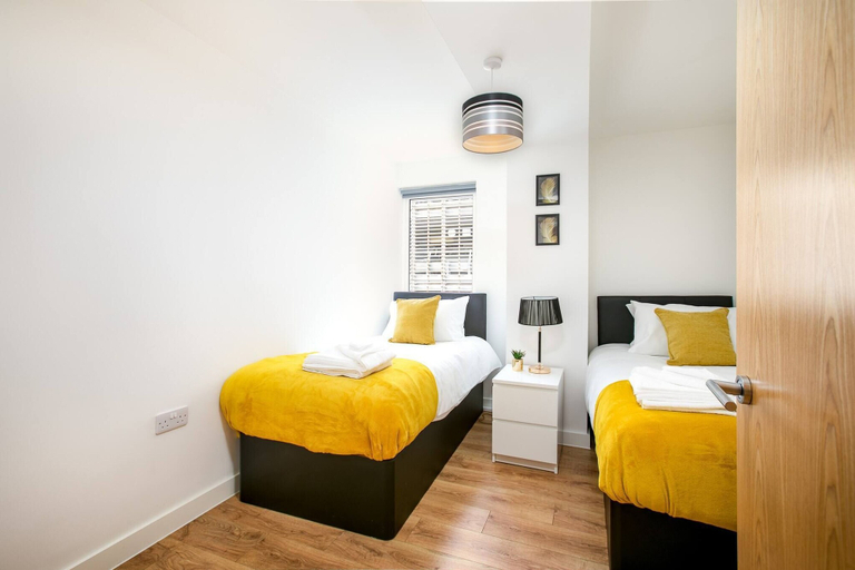 Others 5, Skyvillion - Tower Point Enfield 2bed Wbalcony, London