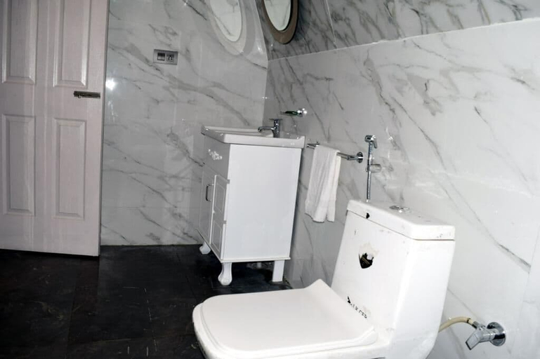 Bathroom, Pinewood Nirvana, Solan