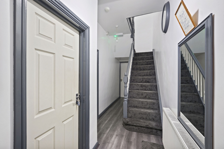 Others 3, Stunning 5bed House in Birmingham Contractors Also, Birmingham