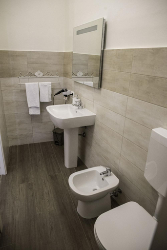 Bathroom 5, Kalatfimi, Palermo