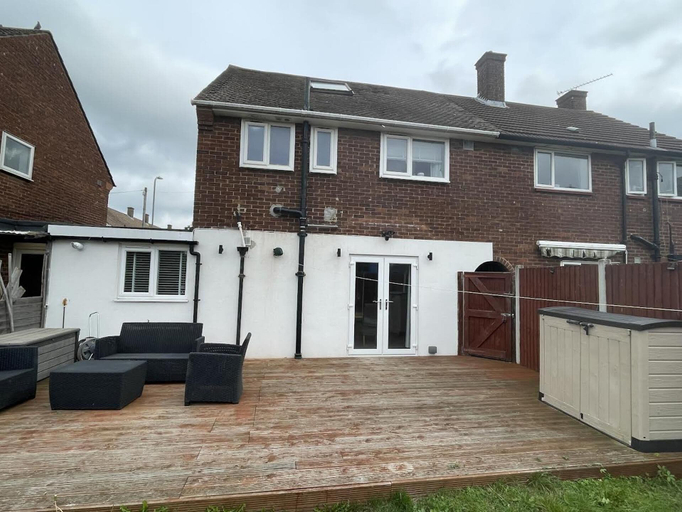 Exterior & Views 2, Beautiful 3-bed House in Romford, London