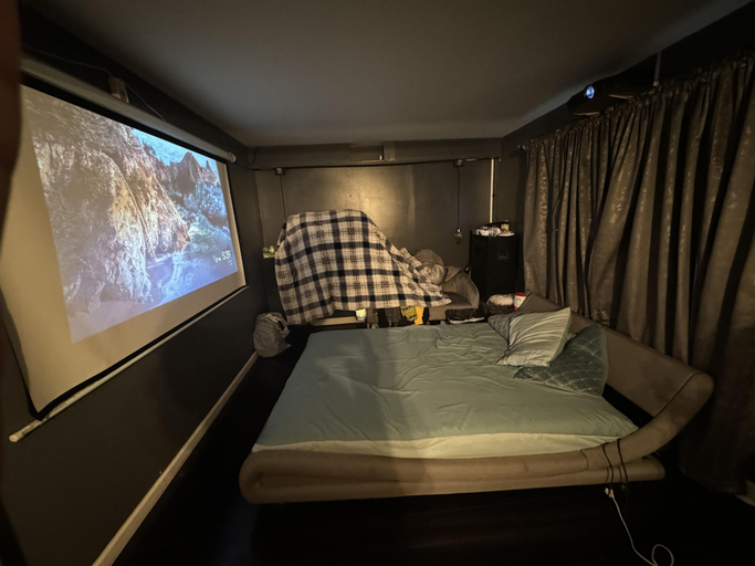 Bedroom 2, 5 Bedroom Apartment Hotel, Monmouth