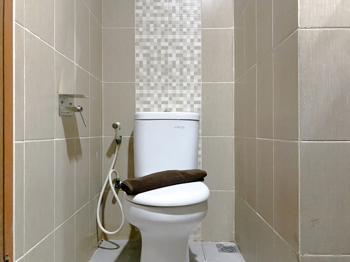 Bathroom 5, Comfy Studio with Twin Bed at Enviro Apartment By Travelio, Cikarang