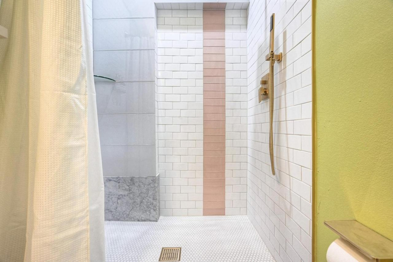 Bathroom 2, Room 6 Oleander Hotel Walk to Cruise Terminal, Restaurants & The Strand, Galveston