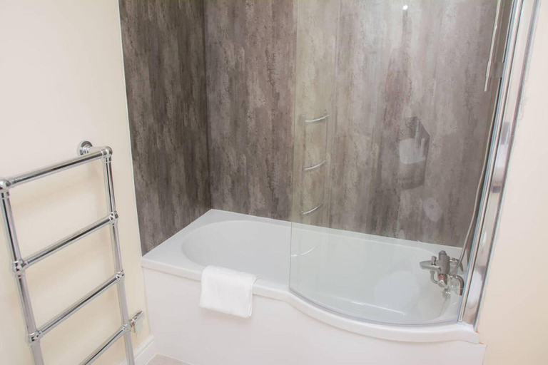 Bathroom 2, Charming 1-bed Apartment in Stroud, Gloucestershire