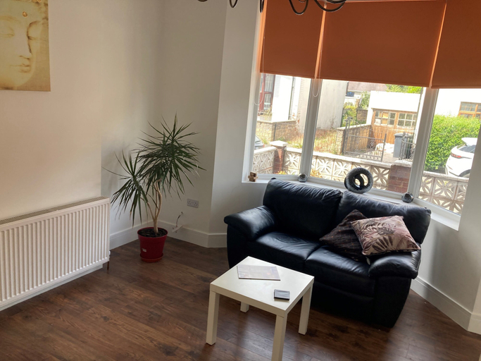 Others 5, Lovely 4-bed House in Central Wolverhampton, Wolverhampton