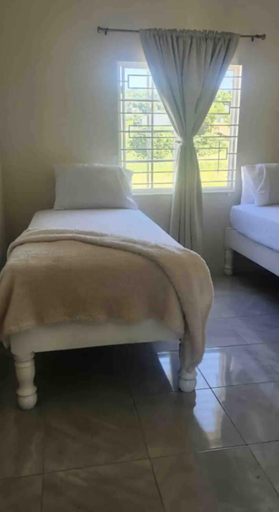 Room, Remarkable 2-bed House in Discovery Bay