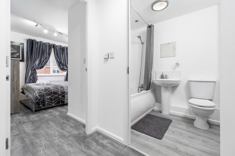 Bathroom 5, Stunning 2-bed Apartment in Tipton Sleeps 3, Sandwell