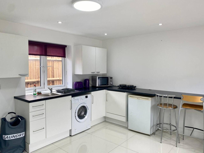 Others 5, Separate One Bedroom Large Apartment in Slough, Slough