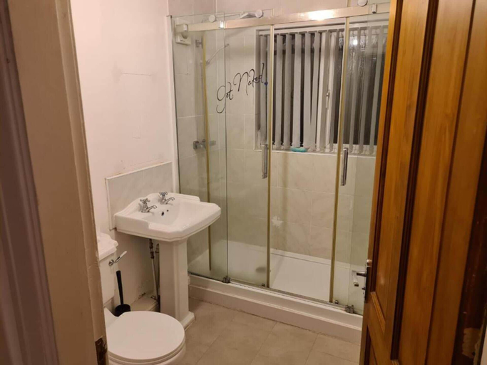 Others 3, Impeccable 4-bed House in Bilston, Wolverhampton