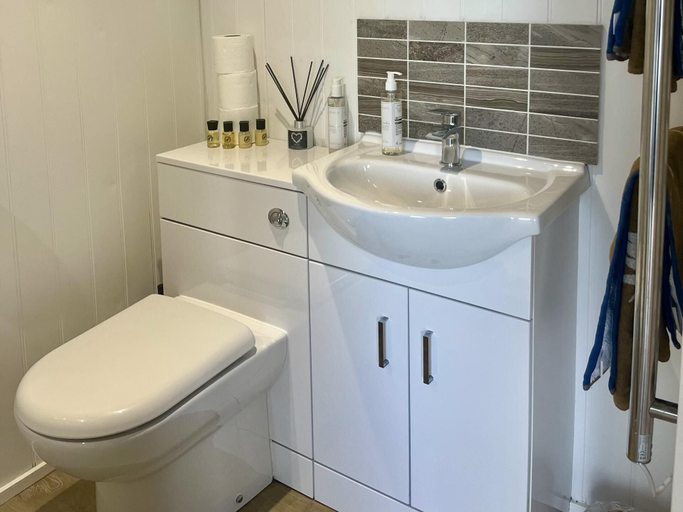 Bathroom 3, Aberaeron Pods Luxury Accommodation, Ceredigion