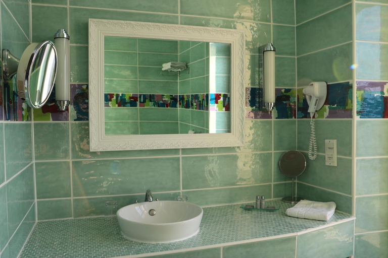 Bathroom 3, La Chaine D'or, Eure
