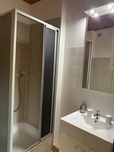 Bathroom 4, Hotelzimmer im alten Reihenhaus auf der Stadtmauer, Mainz-Bingen