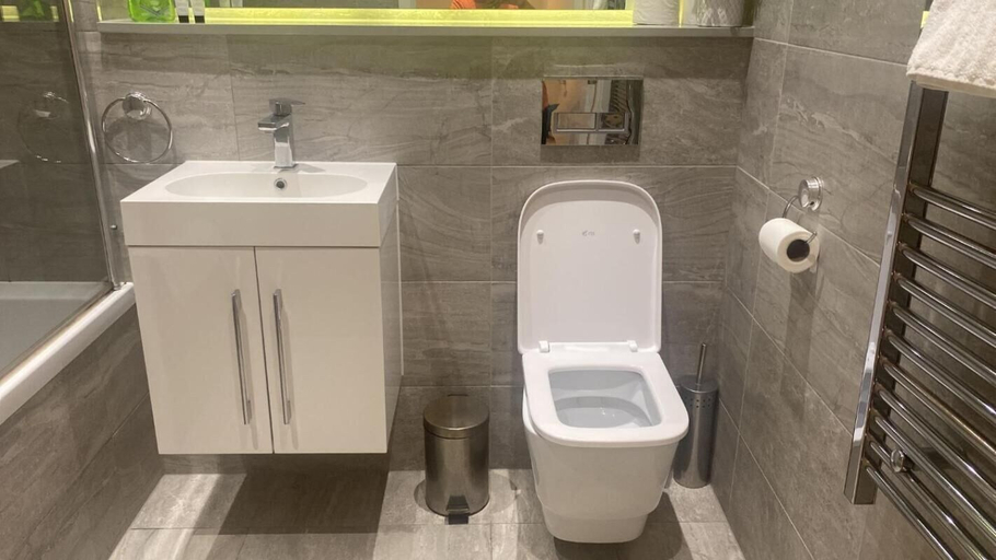 Bathroom 3, Absolute Stays on Grosvenor-luton Airport-st Albans Train Station-harry Potter, Hertfordshire