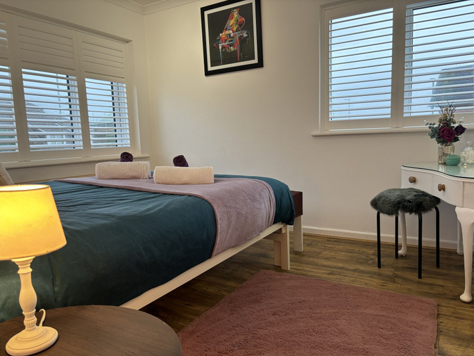 Bedroom 2, House few Mins From Beach With hot tub & Sauna, West Sussex
