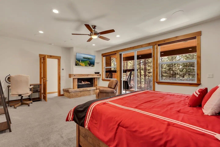 Room 5, 2566 Del Norte 5 Bedroom Home by RedAwning, El Dorado