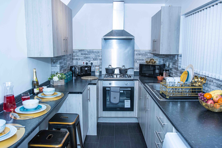 Private kitchen 4, Dudley 3bedroom Home-perfect for Long & Short Stay, Dudley