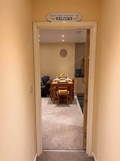 Dining 4, Central Location 2-bed Apartment in Maidstone, Kent