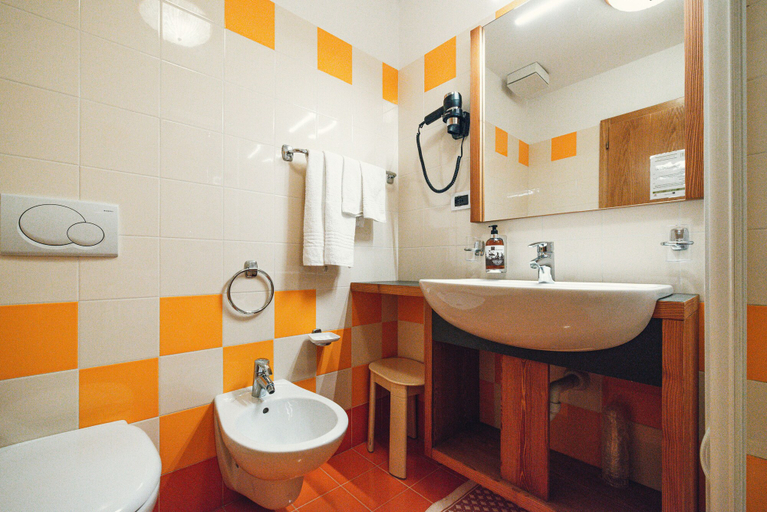 Bathroom 4, Hotel Belsoggiorno, Trento
