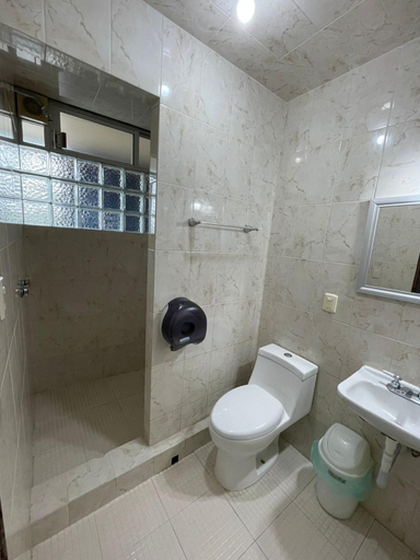 Bathroom, Hotel California, Tuxpan