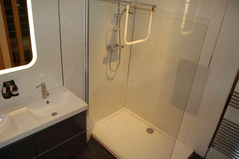 Others 4, Waterfall Lodge - private waterfall and sauna, Stirling