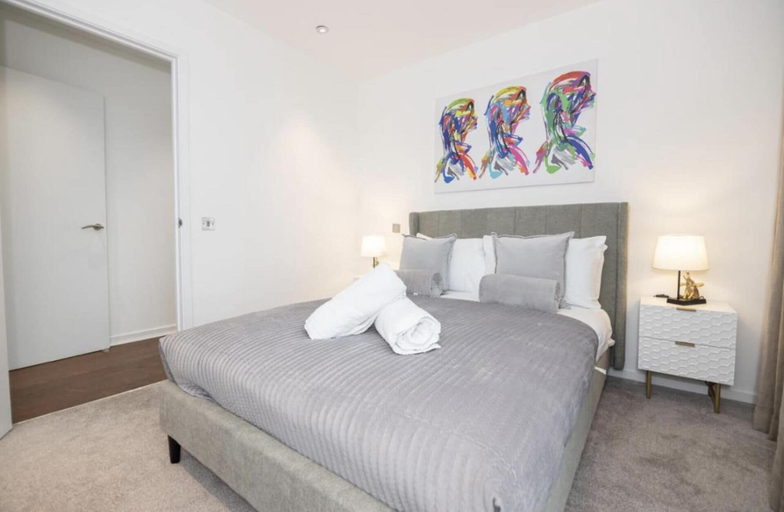 Bedroom 2, City Suite - Rooftop Spa - Balcony - Skyline View, Manchester