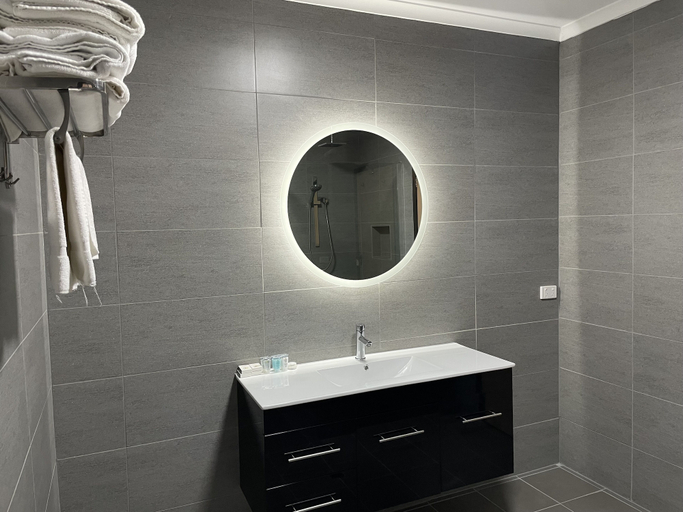 Bathroom 4, COUNTRY PLAZA HALLS GAP, N. Grampians - Stawell