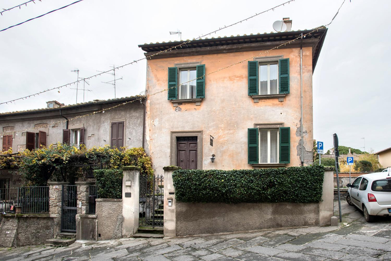 Exterior & Views