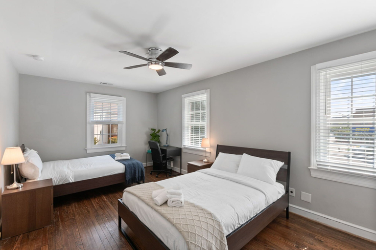 Room 2, Massive 5BR Historic CozySuites House, Alexandria