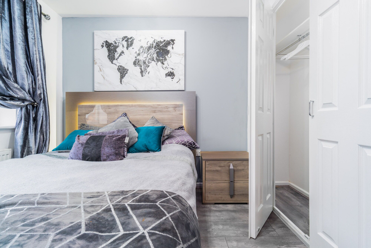 Room 2, Stunning 2-bed Apartment in Tipton Sleeps 3, Sandwell