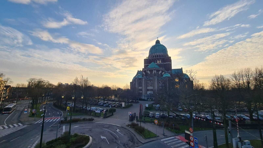 Others 5, Room in B&B - Spacious Room With Beautiful View of the Koekelberg Basilica, Bruxelles