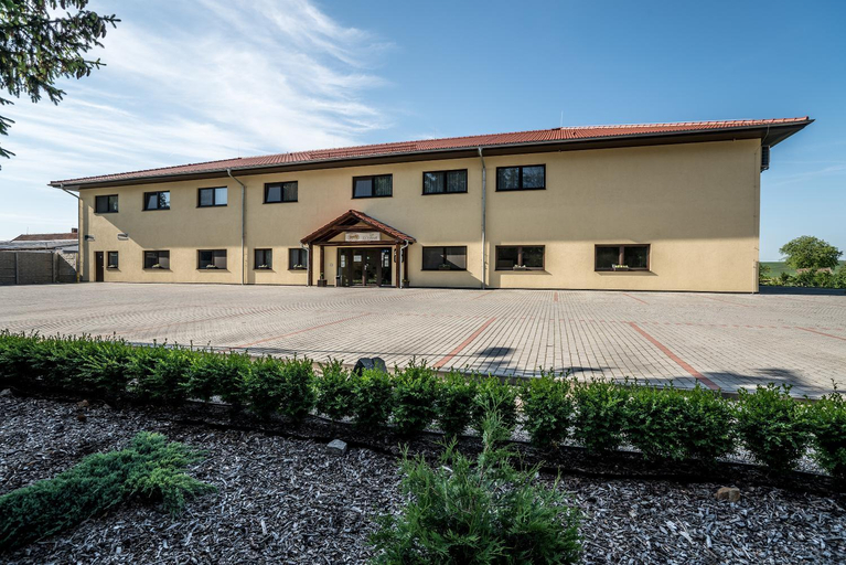 Exterior & Views 1, Hotel Na Farme Chotovice, Nymburk