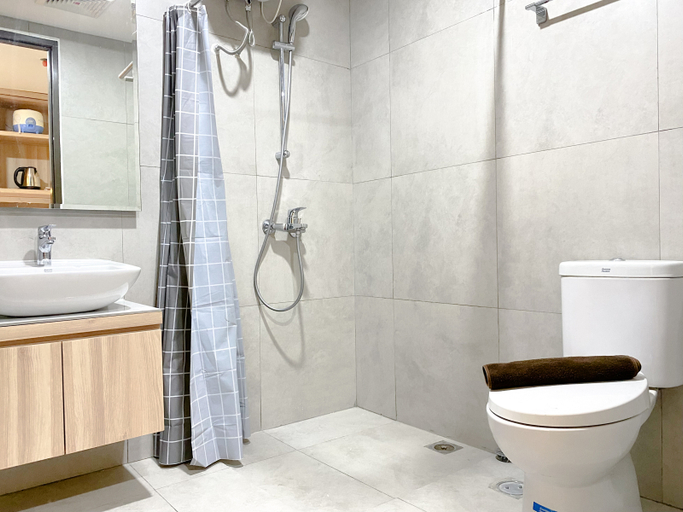 Bathroom 5, Simply Studio Pollux Chadstone Apartment By Travelio, Cikarang