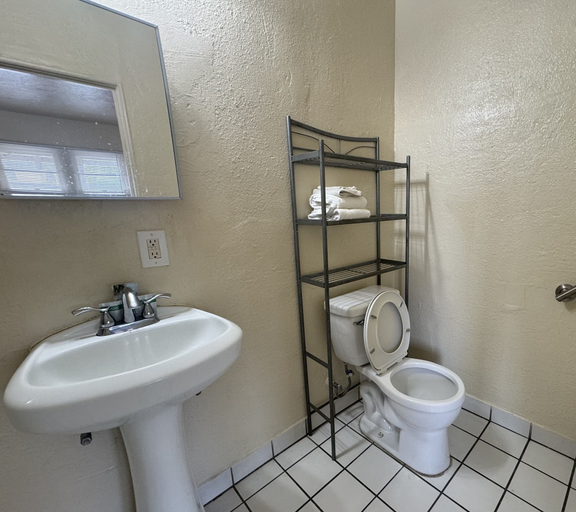 Bathroom 3, The Oaks Motel, Santa Clara