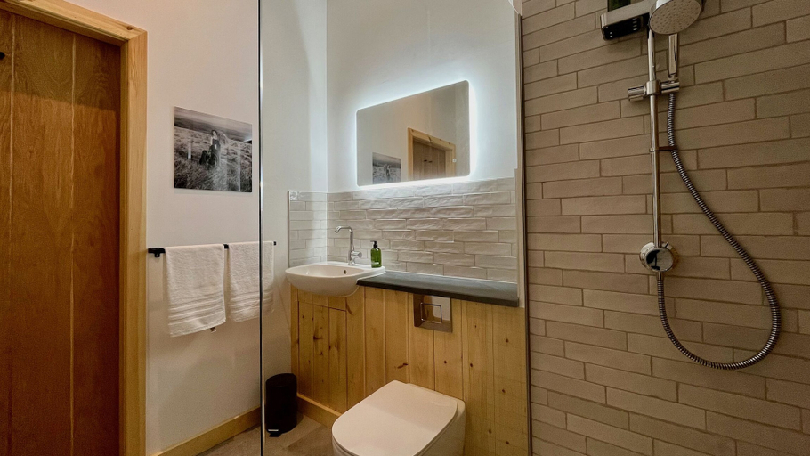 Bathroom 4, Cambrian Cottages, Carmarthenshire